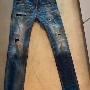 Äkta dsquared2 jeans strlk 44 - Säljer mina äkta dsq2 jeans strlk 44  Går att hämta i Svalöv annars skickas med posten.