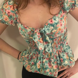 Somrig topp - Supersöt och trendig sommartopp köpt i Frankrike! 🫶🏻 Den har insydda kupor passar s i storleken men passar a-c kupa då bandet går att knyta hårdare!! 