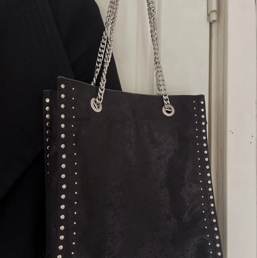 Jätte fin rymlig väska från Zara i svart och silvrig kedja. Använd 1-2 gånger!. Väskor.