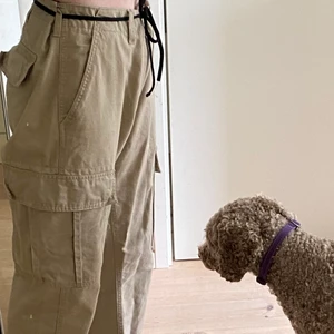 Cargo byxor - Jätte fina beiga cargo byxor, har sytt in men sömnen går att sprätta upp, kör second hand