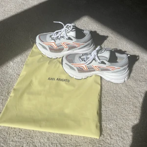 Axel arigato marathon runner  - Oanvända Axel arigato marathon runners i storlek EU 37. 