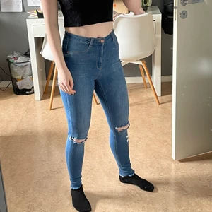 Jeans - Molly jeans från gina tricot i stolek M som säljs nu för 50 kr då dom knappt kommit till användning mer än 4 gånger.