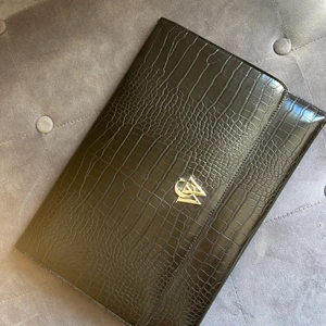 Datafodral- 13 Tum - Datafodral från Carin Wester, skit snyggt. Frakt kostar olika beroende på vart du bor