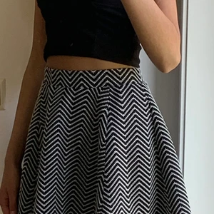 Kjol - Säljer den a kjol😊 Jag kommer inte ihåg  vart jag köpte den dock, men kjolen är ganska nopprig😇 