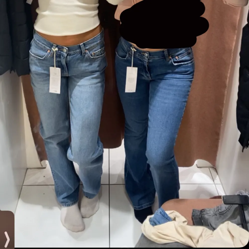 Säljer dessa fina low waist jeans till vänster💗Ny pris 499kr från ginatrico för mer info/bilder skriv privat✌🏼. Jeans & Byxor.