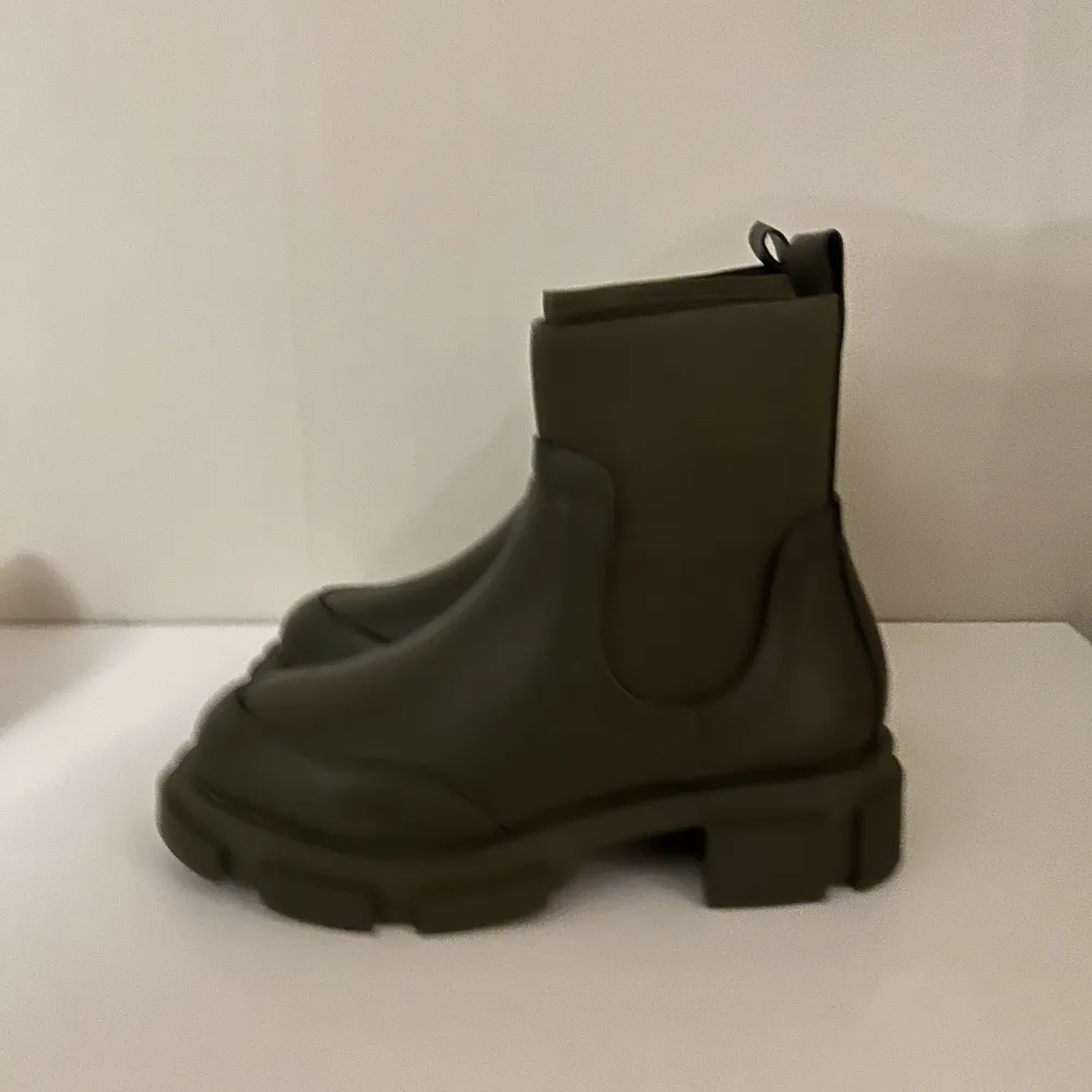 Säljer dessa helt oanvända boots från Ginatricot som har kostat 600kr. Mörkgrön snygg färg. Storlek 36! Perfekta skor nu till våren🌸. Skor.