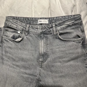 Zara jeans - Grå fara jeans med slits, kan inte hitta byxorna på hemsidan så de är antagligen slutsålda. Kan tänka mig att gå ner i pris vid snabb affär.