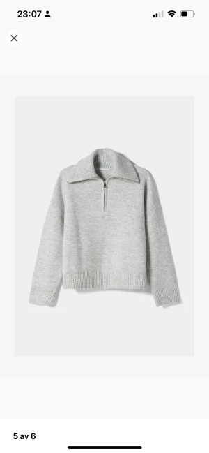 Sweatshirt  - Tröjan är köpt från bershka för 359 kr och endast använd en gång. Den kommer inte till användning och därav säjer jag den.  kom privat om du vill ha fler bilder❤️