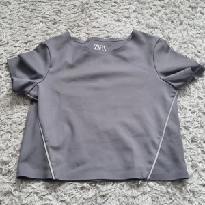Träningssätt - Ett grått träningssätt från Zara,jag har nästan aldrig använt så helt i nyskick. Storlek 152 men är lite för liten för mig som är 1,54! Tröjan är ganska kort i magen. Skriv privat för mer bilder och så.