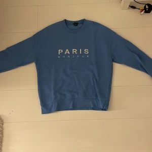 Blå tjock tröja med vit tryck  - Använd blå me vit tryck 