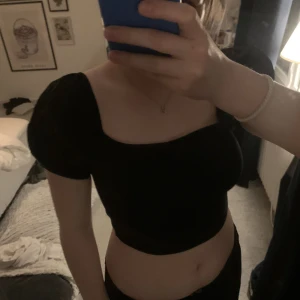 Svart topp med puffärmar - Svart kort, söt topp med puffärmar från Zara.