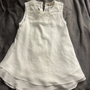 Vit blus storlek 134/140 - Vit topp, står ej vilken storlek men skulle säga 134/140💕 blus!