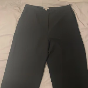 Kostymbyxor  - Säljer dessa fina kostymbyxor, då de inte kommer till någon användning samt de inte passar. Säljer billigt då jag snabbt vill bli av med de!