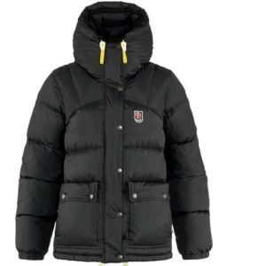 Fjällräven  - Säljer nu min älskade fjällräven jacka, använd få gånger tyvärr så är i väldigt bra skick😊  Väldigt varm och stor  jacka perfekt för vintern☺️   Storlek  XS men passar en S också💛 Inga märken som syns eller annat Priset kan diskuteras🙂