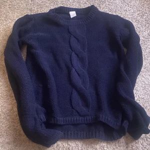 Stickad tröja  - Blå stickad tröja. Storlek L men bör själv xs/s och passar perfekt
