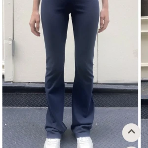 Brandy Melville  - Säljer ett par mörkblåa lågmidjade mjukisbyxor från brandy Melville, vill sälja eller byta mot likadana men grå färg