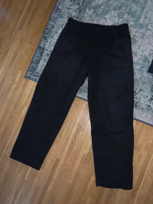 Levis skateboarding  - Riktigt nice passform Kraftfullt material Jag är 179cm lång och väger ca 73kg, Dom är lite för korta på mig Midjan är stretch med snörning 