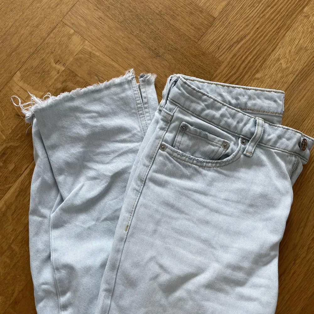 Zarajeans strl.38, sitter snyggt oversized på en 36a💓 Snygg ljusblå färg, perfekt för våren!. Jeans & Byxor.