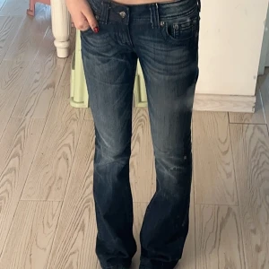 Miss me bootcut jeans  - Lowwaist från miss me och skit snygga storlek är 26.  Älskar den där men behöver pengar.