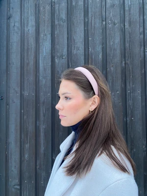 Diadem Oslo - Diadem i färgen Oslo. En design skapad för att slippa att diadem gör ont på huvudet, vi kan garantwra dig en skön upplevelse när du bär dessa🫵🏻