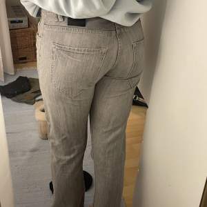 Gråa straight Low waist jeans. Långa på mig som är 175. Finns blir bilder och mått.