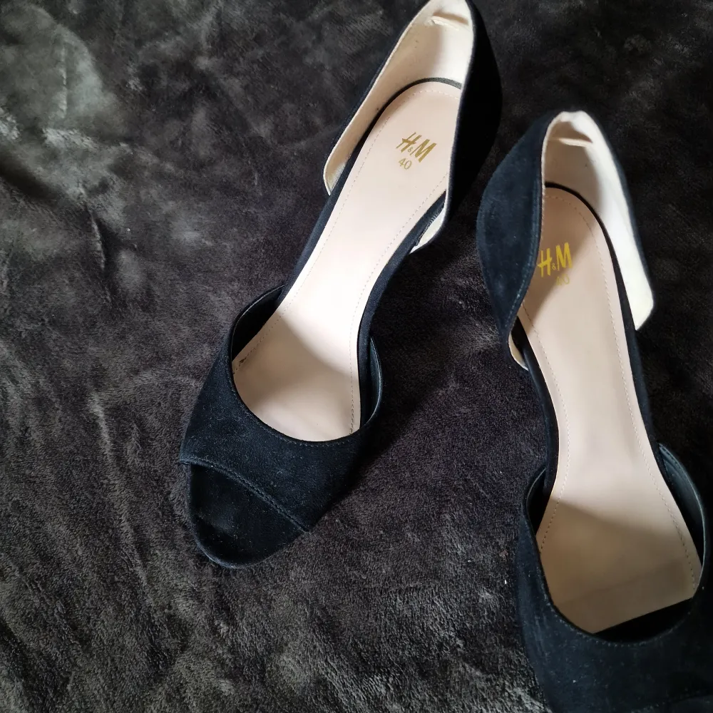 Svarta heels från h&m, storlek 40. Använt bara en gång.  Mycket bra skick. Pris- 100kr, frakt  70kr.. Skor.