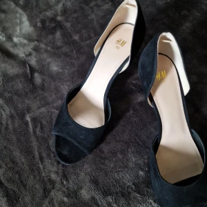 Svarta heels (40) - Svarta heels från h&m, storlek 40. Använt bara en gång.  Mycket bra skick. Pris- 100kr, frakt  70kr.