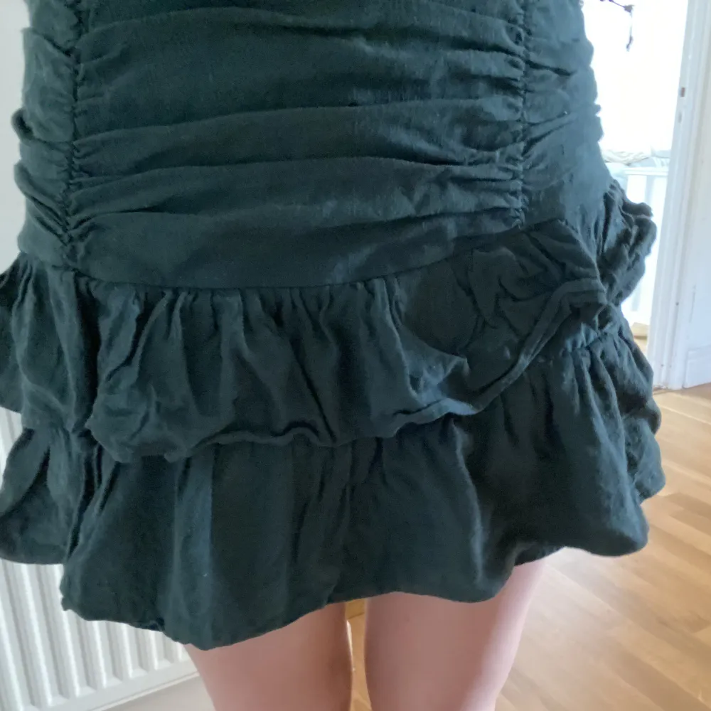 Superfint mörkgrön kjol från zara💞säljer denna då jag inte får så mycket användning för det. Kjolar.
