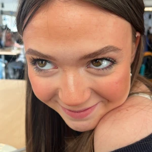 Emma - Här har vi en brutta som kan användas till allt! Hon har bara använts ett antal gånger. Däremot har hon några defekter men hon är nästan som ny!