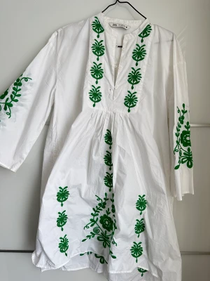 Skjorta ZARA - Fin skjorta med detaljer, Använd endast en gång 