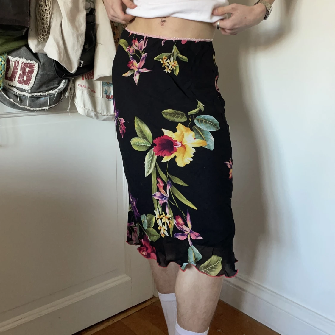 Svart mesh midikjol blommig rosa lila grön gul paljetter  - 91