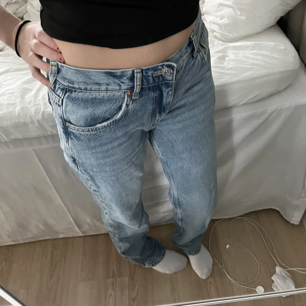 Low waist jeans i blått från Gina , precis samma modell som de gråa jag har lagt upp. Jeans & Byxor.