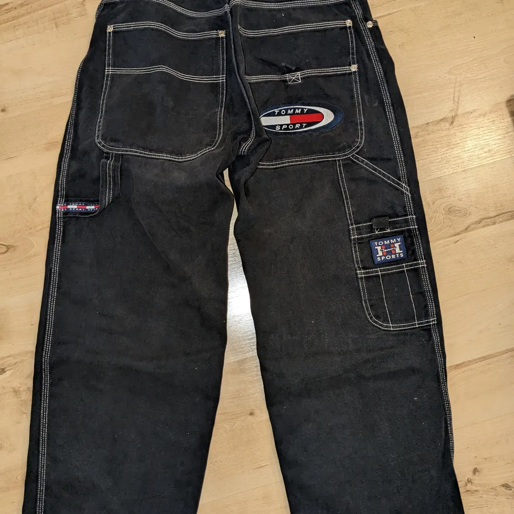 Svarta coola baggyjeans från Tommy Sport. 90-tals baggyjeans. Säljes i befintligt skick . Jeans & Byxor.