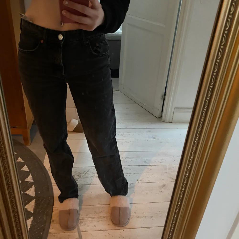 Svarta Straight jeans från ZARA.  Köpta för 1år sedan när dom var trendiga. Har använt några gånger men inga defekter.. Jeans & Byxor.