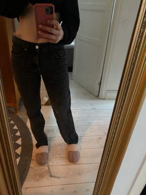 Svarta Straight jeans från ZARA.  Köpta för 1år sedan när dom var trendiga. Har använt några gånger men inga defekter.