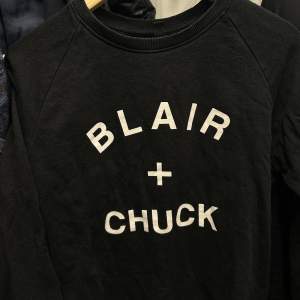 Collagetröja med Chuck + Blair motiv. Från manners 
