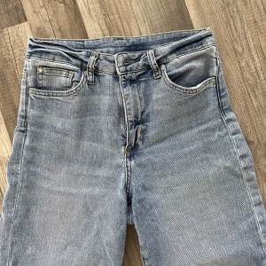 Blå jeans - Blåa jeans i en lite mer blå/grå färg🤩raka i modellen och är midwaist men man kan även ha de som lowwaist.