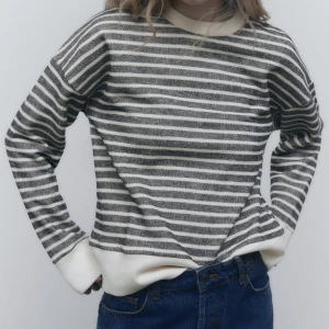 Randig tröja Zara - Säljer min randiga tröja från Zara i storlek S! Endast använd 1 gång då de inte var min stil. Pris kan diskuteras