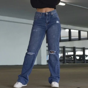 Raka reans - Storlek L men jag sitter som S/M. Helt nya, aldrig använd bara provade. Nypris 599kr