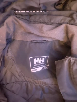 HH - Helly hensen jacka  Svart  Kan mötas upp i Västerås  Swish/kontanter  Kan frakta men kunden står för det  Pris kan diskuteras 