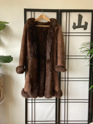 Brun pälskappa  - En jätte fin äkta päls jacka. Välbevarad och super varm. Den är mjuk och skön att ha på sig. Brun och skulle passa bäst på någon i storlek s. 