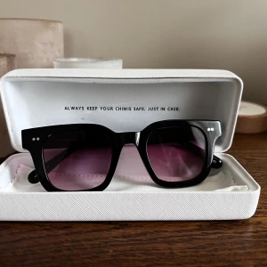 CHIMI 04 - Väldigt sparsamma solglasögon i modellen 04 black med lila glas. Original förpackning medföljer  ( obs! Bild 3 visar samma modell men ej samma färg på glaset)