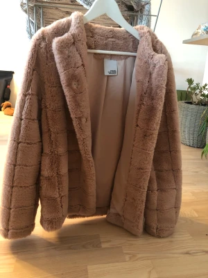 Flis jacka  - Säljer en mysig jacka i gammalrosa.  Storlek 36  Mycket bra skick 