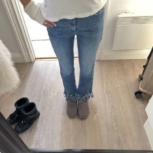 jeans med fransar - såå coola jeans med fransar! jag är 160 cm. byxorna har en justerbar resår i midjan då de var för stora för mig. de har inga lappar men uppskattar storleken till 34/36. väldigt stretchiga och sköna! färgen är som på första bilden 🎀🎀