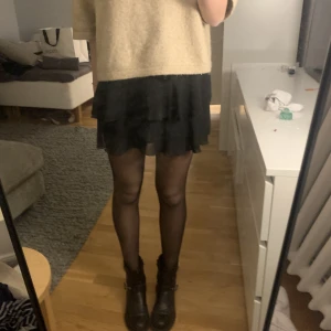 Svart kjol - Så fin volangkjol som tyvärr är för stor för mig! Den har ett hål upp vid midjan men absolut inget som märks, knappt använd 💘