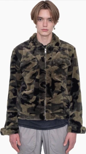 Ojardorf - Danskt design märke , bomberjacka super skön. Nypris 6000kr. size M men sitter som S. Skick 8/10