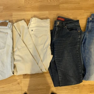 Lågmidjade byxor  - Lågmidjade jeans ja inte har användning av längre, 150 st vill bli av med allt så pris kan diskuteras vid snabb affär,alla är i bra skick, skriv vid intresse av fler bilder på byxorna 