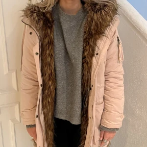 Jacka  - Odd Molly jacka, aldrig använd köpt för några år sen. Är en storlek 2, passar mig som är 36. Ser helt ny ut säljer för bra pris. Tryck INTE på köp nu