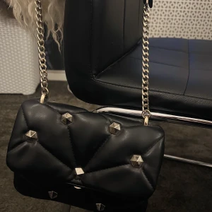 Väska - Svart väska med taggar,köpt från zara! Säljer då den inte kommer till någon användning💕