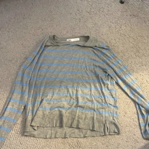 Randig zara tröja - Säljer en super snygg tröja ifrån zara strl s men passar både xs och m ocksp 💕OBS LÅNAD BILD 